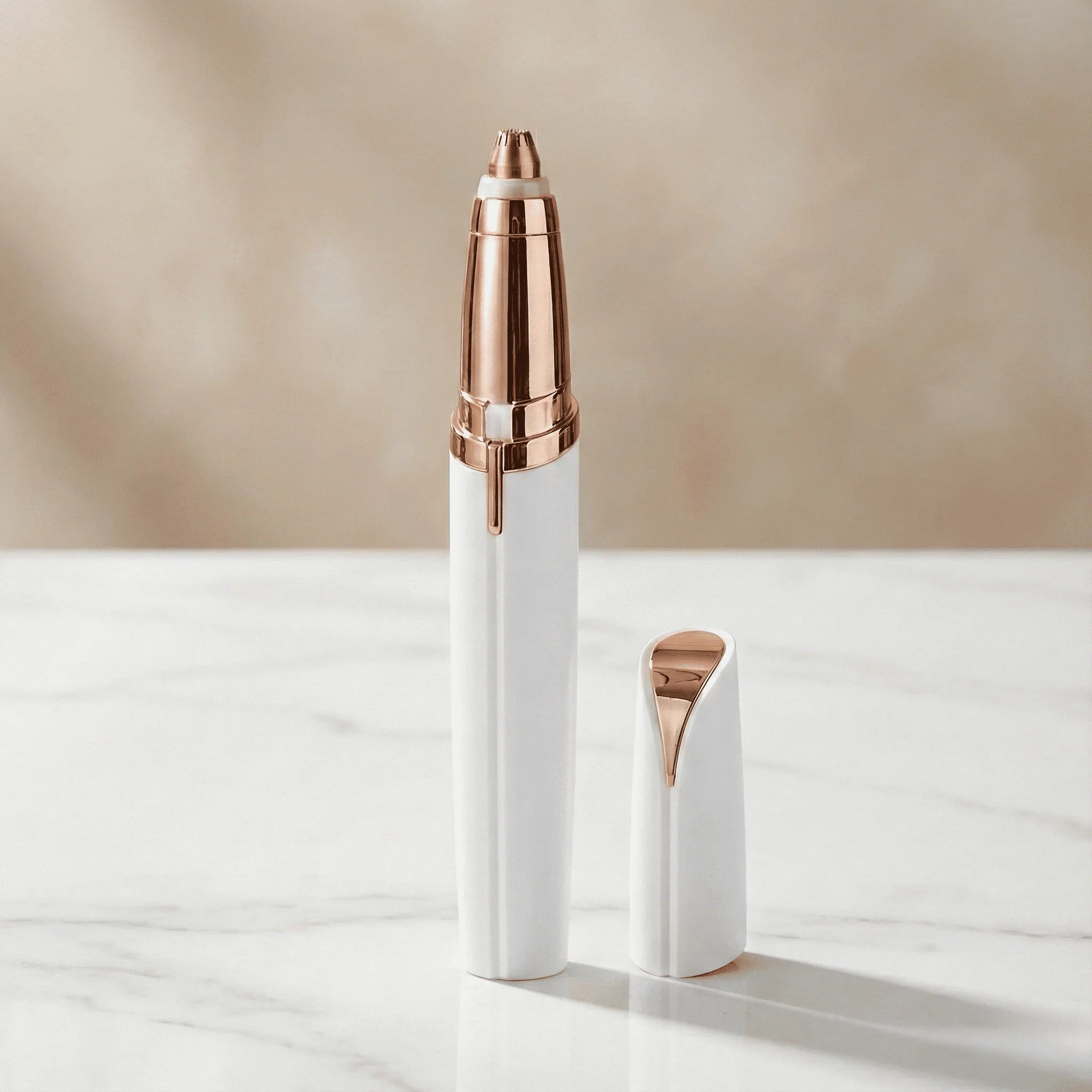 Caneta depiladora branca com detalhes rosé-gold